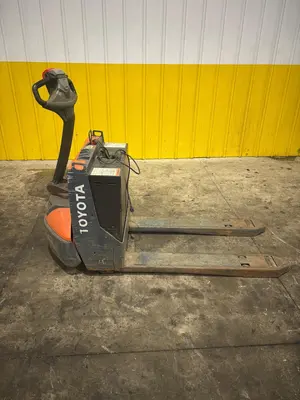 4,500 LBS TOYOTA 8HBW23 ELECTRIC PALLET JACK: YOBRO #24339