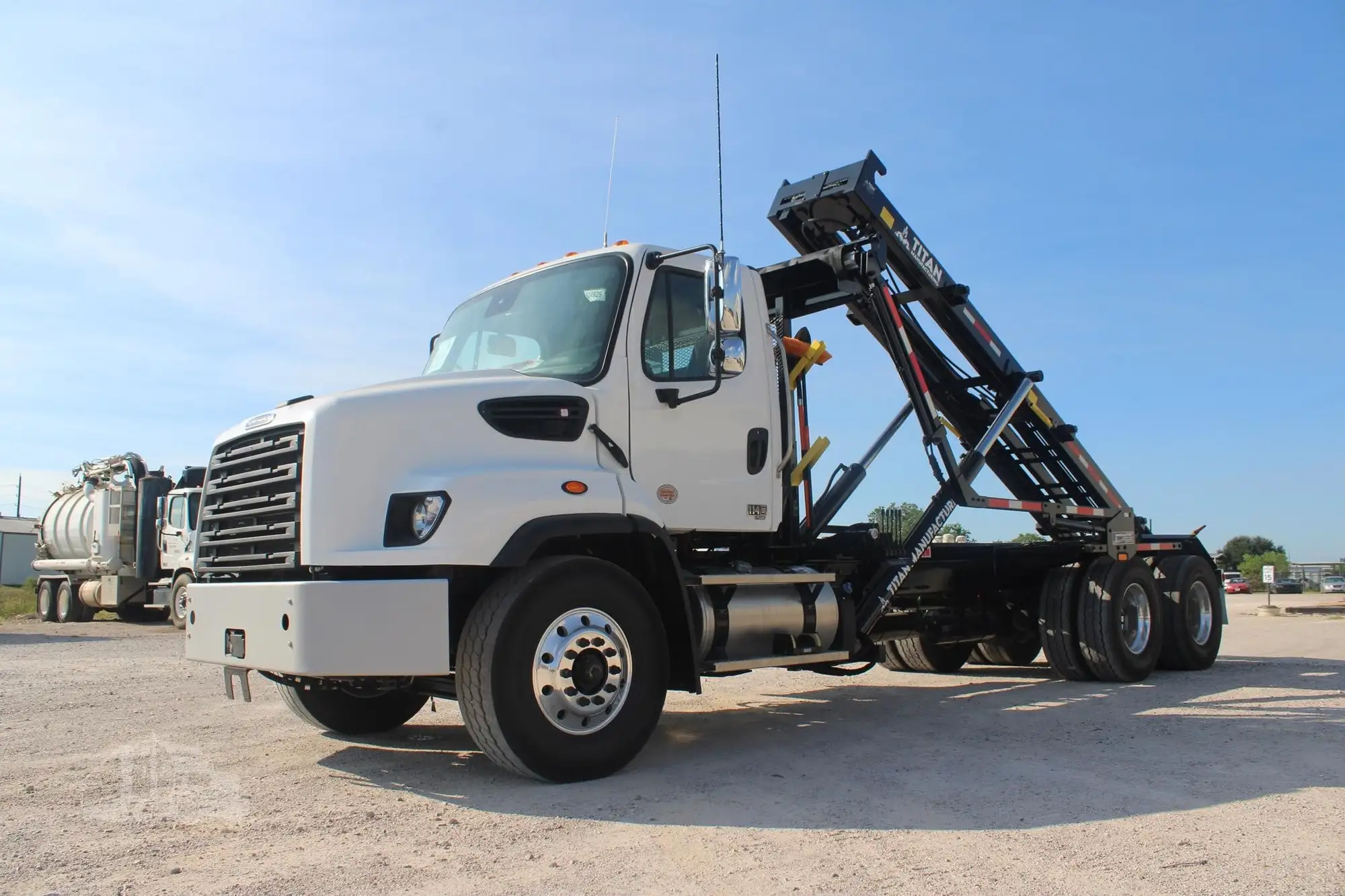 New | in-Stock 2027 FREIGHTLINER 114SD PLUS Rolloff Trucks Texas US | Roll Off Truck World #1507657