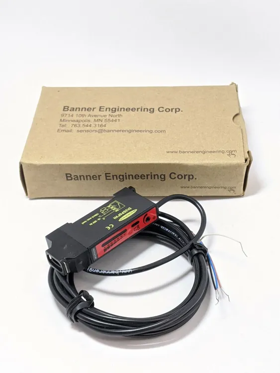 Used BANNER ENGINEERING HIGHER POWER VISIBLE GLASS FIBER PNP 36053 Photoelectric Sensors Michigan US | Maverick Industrial Sales #1123112