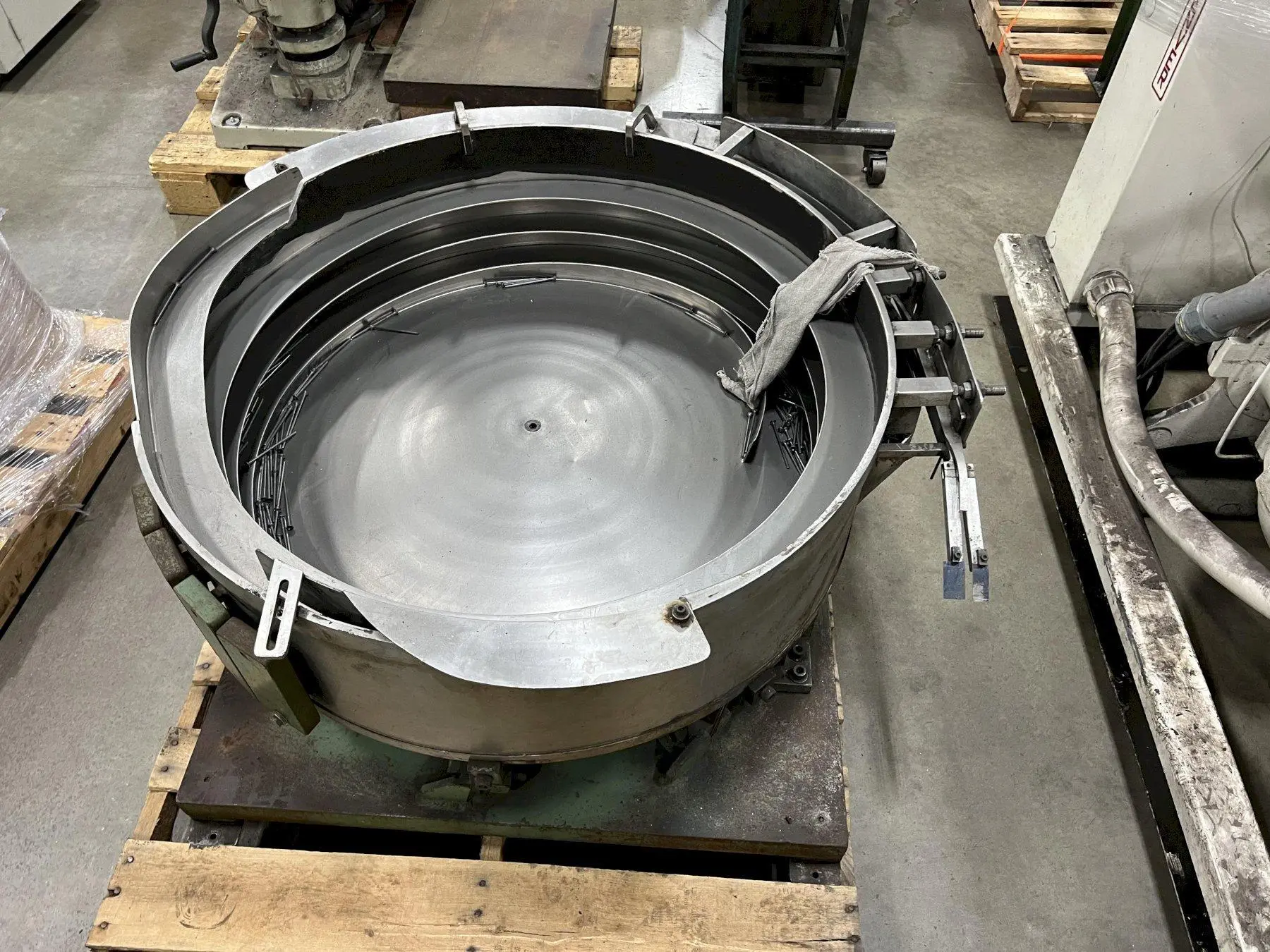 36" Clock Wise Vibratory Bowl
