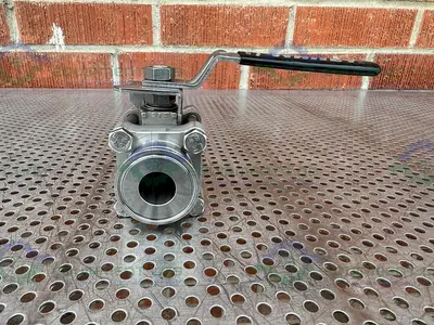USED WHITEY SS-65TSC16 STAINLESS STEEL BALL VALVE W/ 1" SANITARY FITTING