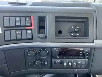 USED 2022 VOLVO VNR42T300