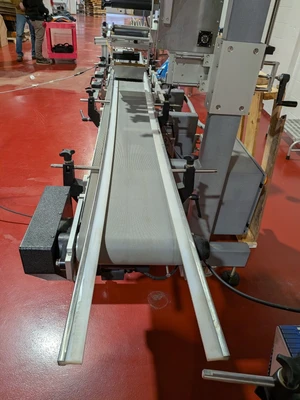 Universal Top and Bottom Label Applicator with Top-and-Bottom Transport Conveyor