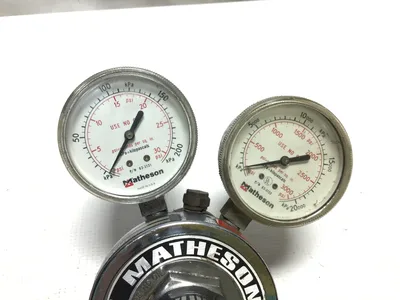Matheson 8L-580 Twin Gauge Pressure Pneumatic Gas Regulator 0-30PSI 200kPa