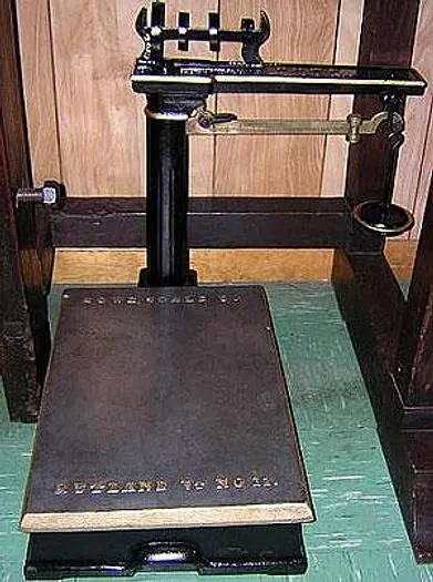 5515 Antique Howe Platform Weighing Scale