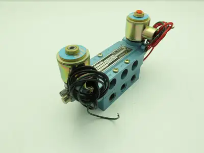 Skinner S3FFHDL3 Directional Control Valve 5-Way 3 Pos 24VDC 150PSI 3/8" NPT
