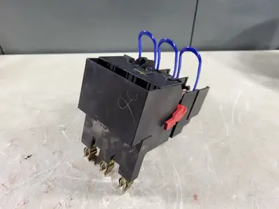 Disconnect Switch w/ 3 Times 15 Amp fuse AJT15