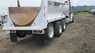 USED 2013 PETERBILT 386