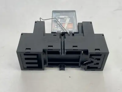 Used Schneider Electric RXM4AB2BD,RXZE2M114M,RXM040W Relays & Switches Michigan US | Maverick Industrial Sales #1401998