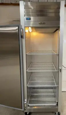 182-0083 Traulsen SB1G Single Door Self Contained Reach In Cooler