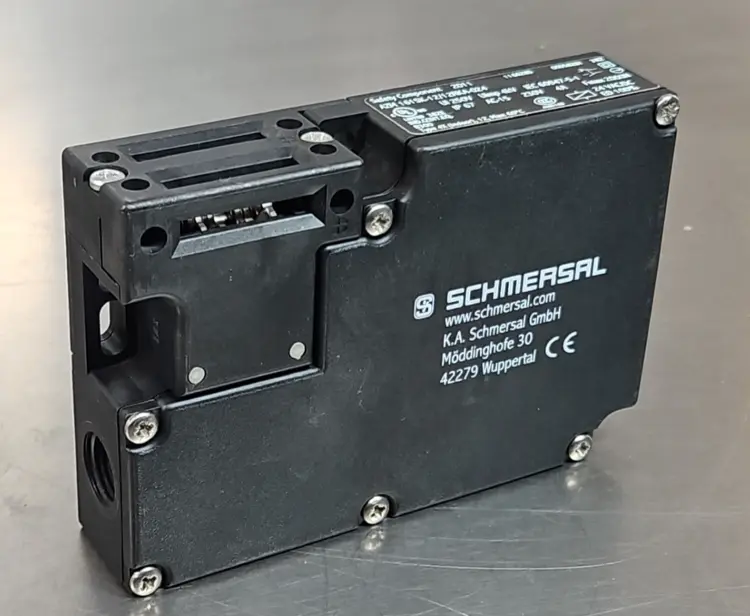 Used Schmersal AZM 161SK-12/12RKA-024 Safety Interlock Switch, Right Angle Disconnects South Carolina US | Palmetto Automation #1158049