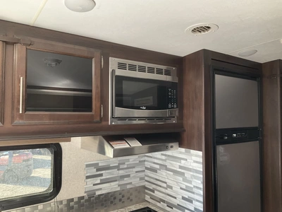 USED 2018 WHITE HAWK 23MRB