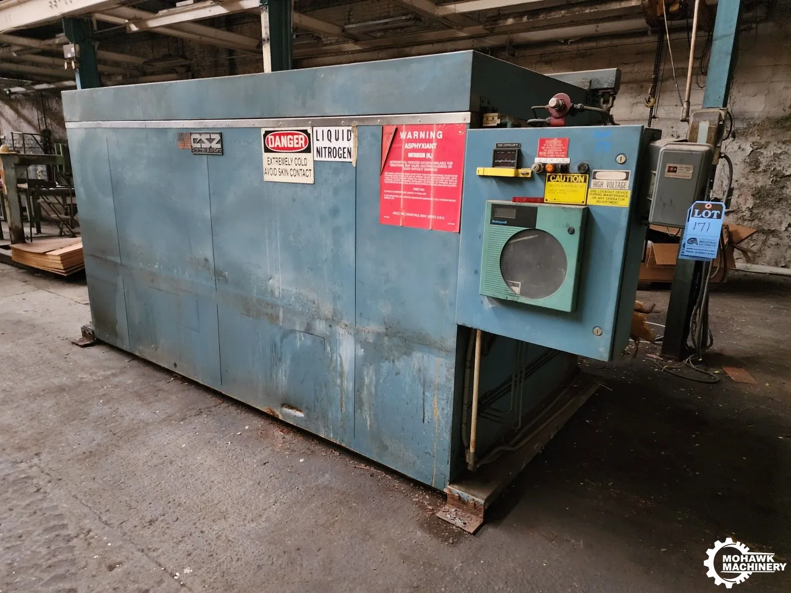 122 CU FT CINCINNATI SUB-ZERO "T-122-LN2" LIQUID NITROGEN HEAVY-DUTY INDUSTRIAL FREEZER - HYDRAULIC LID OPERATION - SINGLE PHASE ELECTRICS