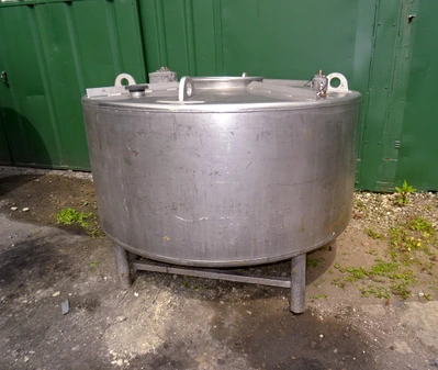 1,350 L S/S Enclosed Storage Tank