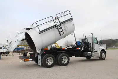 New | in-Stock 2027 PETERBILT 548 Vacuum Truck Texas US | Roll Off Truck World #1492009
