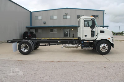 New | in-Stock 2025 MACK MD6 Cab Chassis trucks Texas US | Roll Off Truck World #1491874
