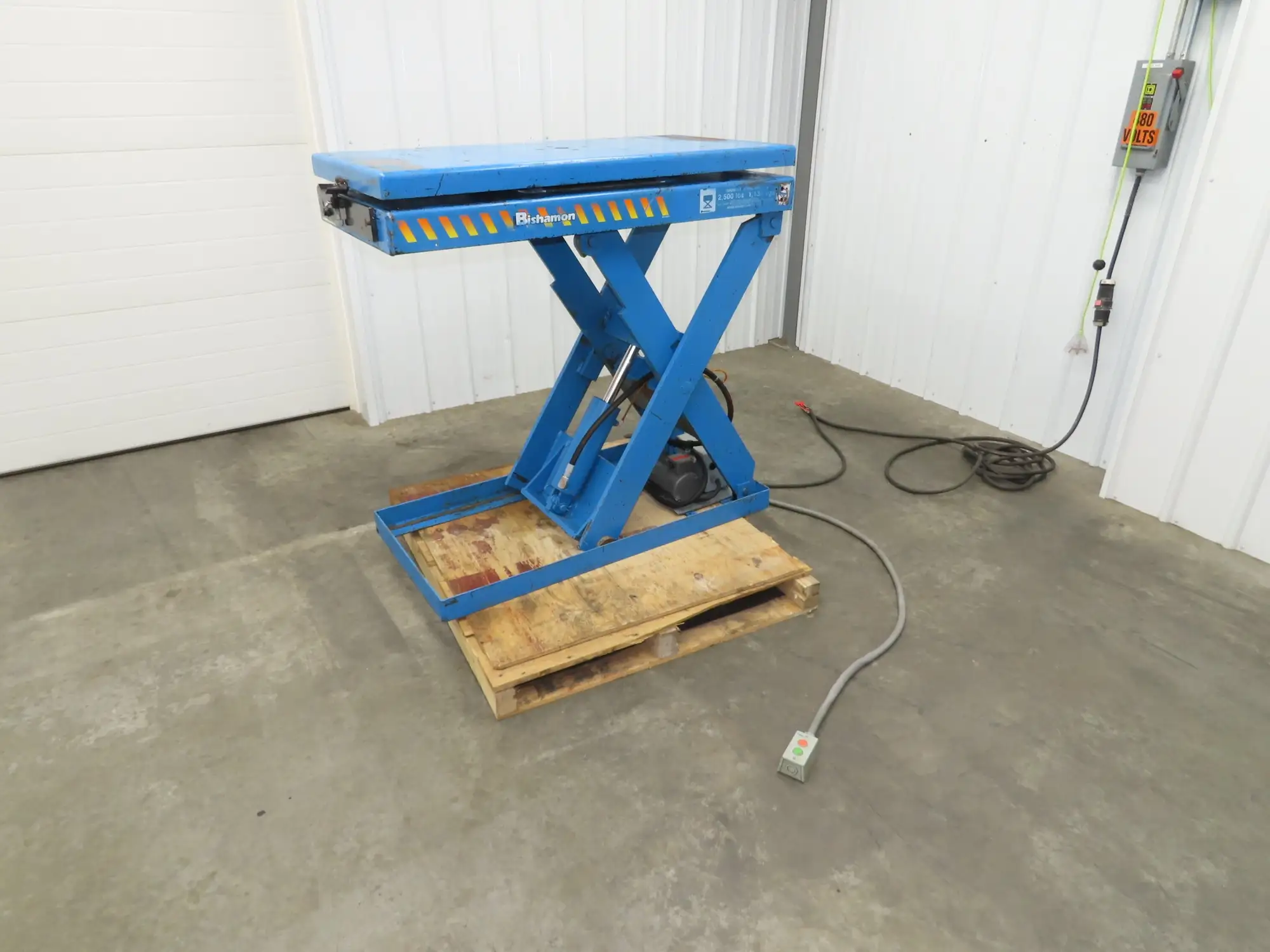 Bishamon Hydraulic Lift Table 2500lbs 36" Travel 24x48" Swivel Top 3Ph