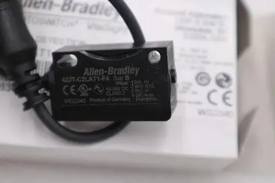 Allen Bradley 42JT-C2LAT1-F4 PHOTOELECTRIC SENSOR 42JT CLEAR OBJECT STOCK H1021A