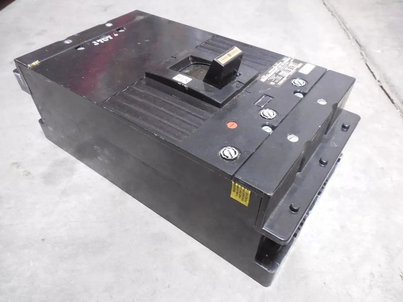 General Electric TKM836F000 Circuit Breaker 800A Frame 800A Trip Used