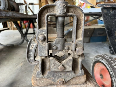 (1) bench top style vise.