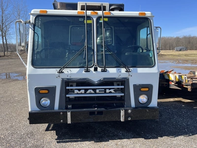 USED 2013 MACK LEU633 REFUSE PACKER BODY WITH AUTO ARM.