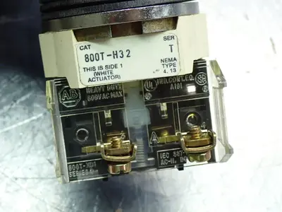NEW ALLEN BRADLEY 800TH32D1