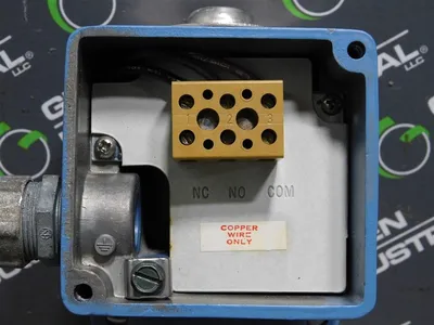 United Electric H105-S137B Pressure Switch 15A 480VAC 5 PSI 34KPa Used