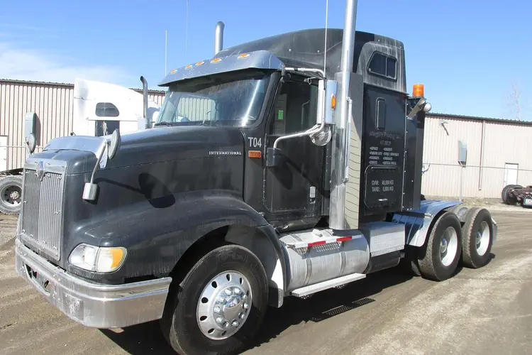 Used 2010 INTERNATIONAL 9200 Conventional trucks Manitoba CA | Conquest Truck & Auto Sales #1421375