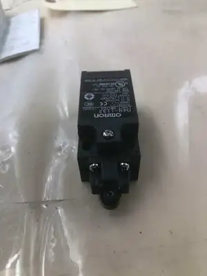 USED OMRON D4N-1132