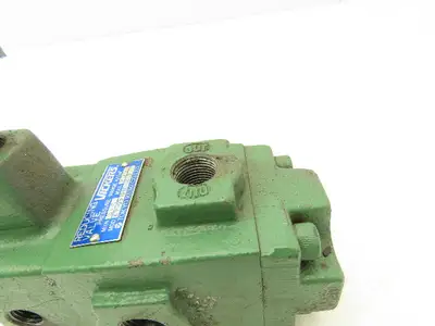 Vickers XT-03-B-20-JA-J Hydraulic 3/8" NPT Manual Pressure Reducing Valve