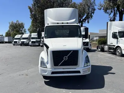 USED 2022 VOLVO VNR42T300
