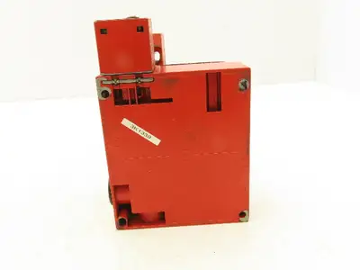 Telemecanique XCS-E7333 Interlock Safety Door Switch 120/240VAC W/Straight Latch