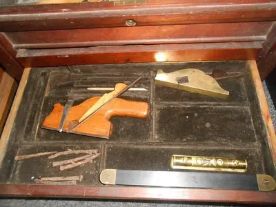 8283-385 ANTIQUE WOODWORKERS WOOD TOOL BOX WITH TOOLS