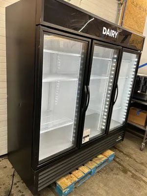 167-0526 True GDM-72-HC-TSL01 78" 3 Glass Door Self Contained Cooler