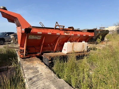 Used CHIEF FSH 14 SS STAINLESS STEEL V-BOX SALTER WITH LIVE BOTTOM. Dry Spreaders Michigan US | Miedema Asset Management Group #1320830