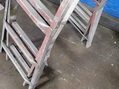 8 Steps / 300 Lbs Ladder