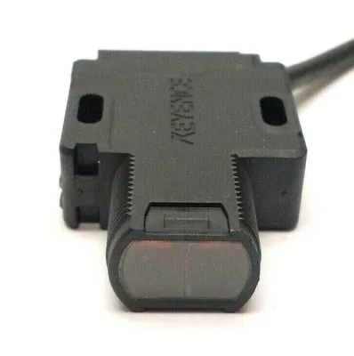 PZ-G61B | Keyence  Threaded Mount Retro-Reflective Photoelectric Sensor 2m Cable - New