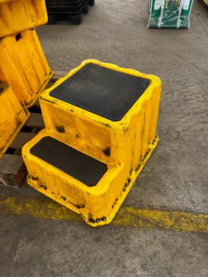 Used _UNKNOWN_ _UNKNOWN_ Ladders North Carolina US | Myron Bowling Auctioneers Inc #1546930