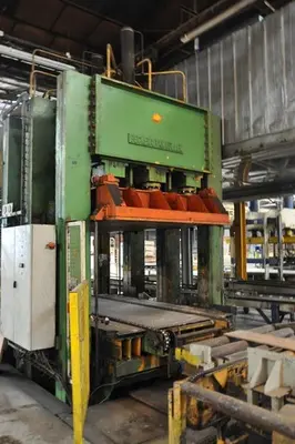 USED BECKER PANEL PRESS 650 TON