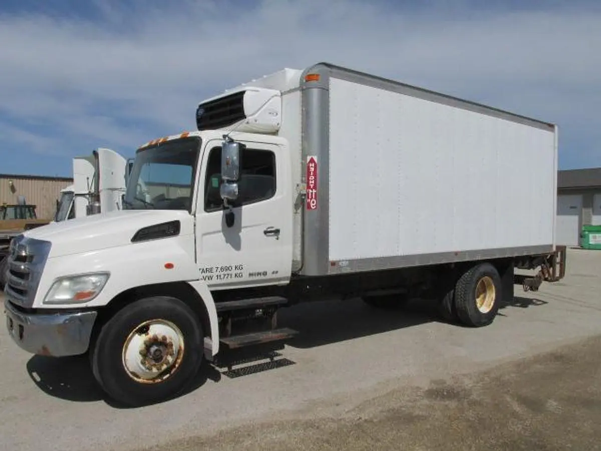 Used 2012 HINO 268 Box trucks Manitoba CA | Conquest Truck & Auto Sales #1421365