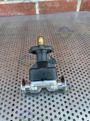 USED ITT PURE FLO STAINLESS STEEL DIAPHRAGM VALVE W/  1" SANITARY FITTINGS
