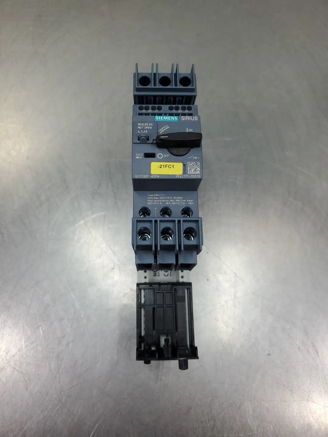 USED Siemens 3RV2711-1DD10 Circuit Breaker w/8US1251-5DS10 Base Unit