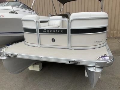 USED 2005 PREMIER 225 LEGEND