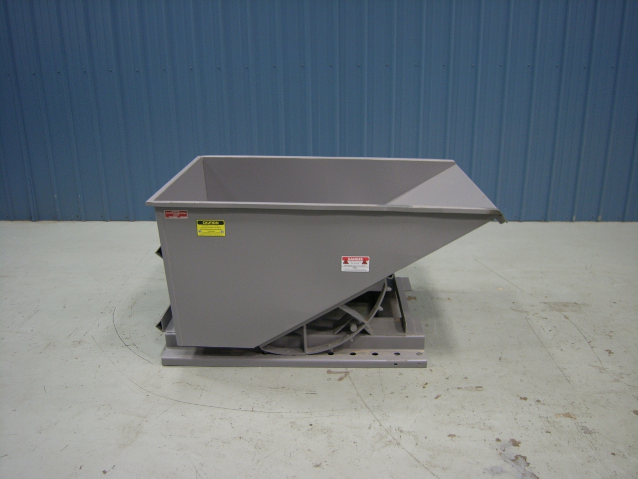 Iron Bull Economy Bull Series 1 Yard Self-Dumping Hopper