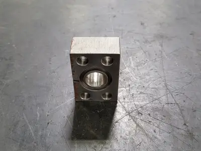 Hydraulic Adapter Block -12 Code 61 Sandwich Style