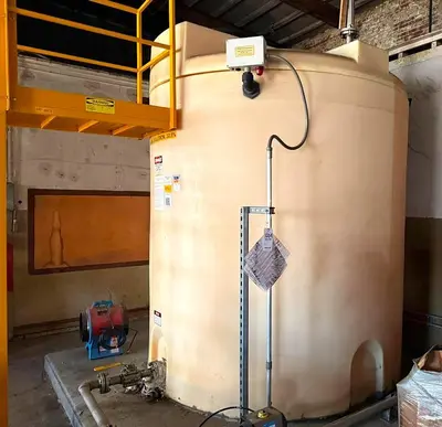 2,500 GALLON PLASTIC TANK WITH STEEL STAIRWAY