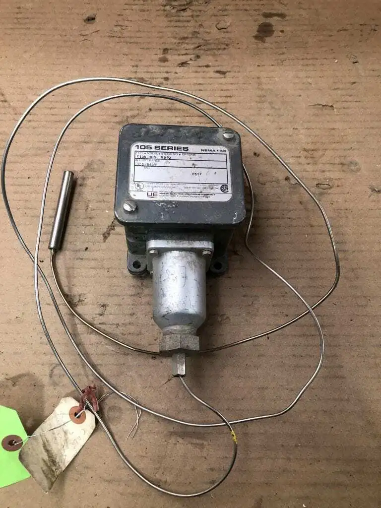 United Electric E105-8BS-9062 Temperature Switch 300-640°F 125/250VAC 15A
