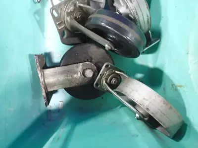Casters/wheels