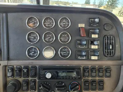 USED 2013 PETERBILT 384