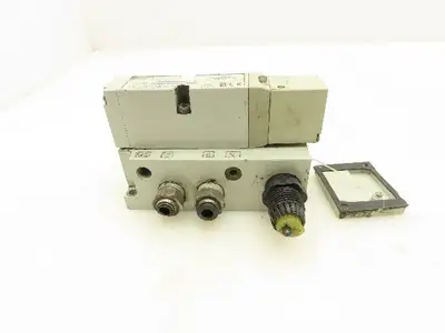 Numatics 122BA4Z2MN00061 Pneumatic Solenoid Valve w/Manifold Base 24VDC Lot of 3